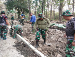 Tak Kenal Libur, Satgas TMMD Ke-121 Bersama Warga Terus Lanjutkan Pembangunan Jalan