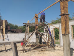 Dengan Semangat Satgas TMMD: Pembangunan RTLH Milik Sudarno Mulai Memasuki Tahap Pemasangan Kayu Atap Rumah