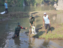 Babinsa Teras Turut Serta Bersihkan Sampah Sungai