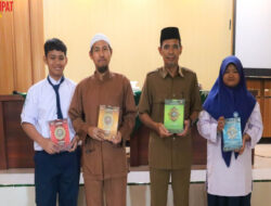 Murid TCP SMPM Jipat Karangasem Paciran Terima Infak Mushaf Alquran dari Dokter Asal Gresik