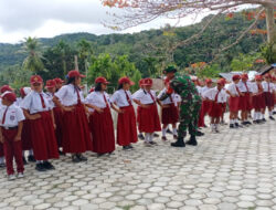 Anggota Koramil 1307-03/Bada Berikan Latihan PBB kepada Siswa Siswi di SDN Tuare