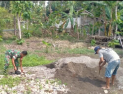 Babinsa Bantu Warga Bangun Rumah