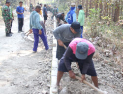 Dengan Semangat dan sukarela Warga Desa Bangunrejo Lor Bantu Satgas TMMD 121 Bangun Jalan