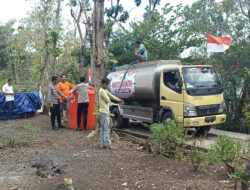 Polisi Droping Air Bersih untuk Warga Pulung Ponorogo