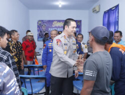 Tatap Muka dengan Tokoh Nelayan, Kapolres Situbondo Beri Bantuan Life Jacket untuk Keselamatan di Laut