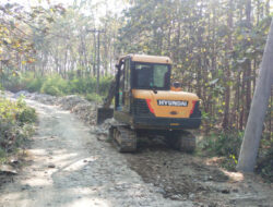 Alat Berat Belco Percepat Pengerjaan Pembangunan Jalan dalam TMMD 121 Kodim Ngawi