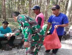 Dengan Ikhlas, Kasun Ngasem Bersama Babinsa Berikan Nasi Bungkus untuk Warga yang Membantu Satgas TMMD 121 Kodim Ngawi