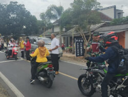 Posramil 0806/Suruh dan Forkopimcam Semarakkan HUT RI ke-79 dengan Pembagian Bendera Merah Putih