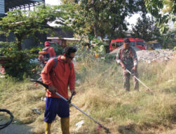 Gunakan Mesin Rumput, Babinsa Banjarsari Bersama Warga Kerja Bhakti Bersihkan Lingkungan