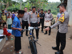 Kapolres Jember Beri Sepeda kepada Pelajar Yatim Piatu yang Jalan Kaki 5 Km Tiap Pergi dan Pulang Sekolah