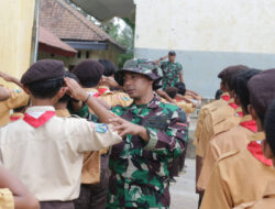 Anggota Satgas TMMD ke 121 Desa Selur Latih Siswa Baris Berbaris