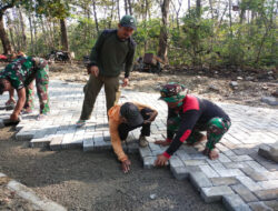 Pemasangan Paving: Satgas TMMD ke-121 Kodim Ngawi dan Warga Bekerja Keras tak Kenal Lelah