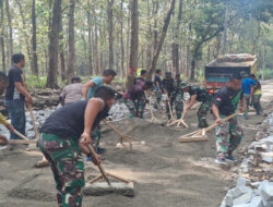 Pengurukan Lapisan Bawah Tanah di TMMD 121 Kodim Ngawi Terus Dikebut, Aktivitas Pengedropan Uruk Pasir Tetap Berlangsung di Hari Libur