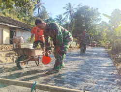 Senang Jalan Diperbaiki TNI, Warga Rajin Sirami Jalan