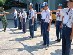 Babinsa Kelurahan Gilingan Tanamkan Kedisiplin Kepada Siswa-siswi SMAN 2 Surakarta dengan Latihan PBB