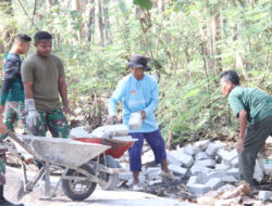 Usia Tidak Menghalangi Mbah Samingun Untuk Membantu Satgas TMMD