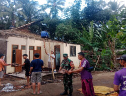 Semangat Gotong Royong: Babinsa dan Warga Bersatu Bersihkan Rumah Terbakar di Munjungan