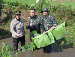 Kodim 0726/Sukoharjo Gelar karya Bakti TNI-Polri Bersih-bersih Sungai di Desa Kragilan