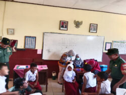 Babinsa Memberikan Rasa Tenang Demi Kelancaran Imunisasi MR dan HPV di SDN I Guworejo