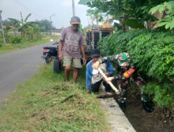 Babinsa Kerja Bakti Pembersihan Parit Dari Rumput Liar