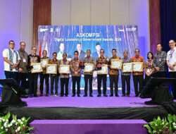 Restuardy Daud Serahkan Penghargaan pada Ajang ASKOMPSI Digital Leadership Government Awards 2024