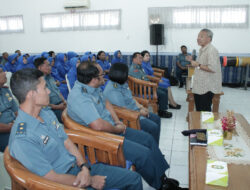 Motivator Dr. Aqua Dwipayana Sharing Komunikasi dan Motivasi di Lanal Semarang