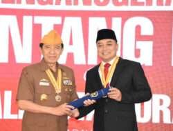 Danlantamal V Hadiri Penganugerahan Bintang LVRI Kepada Walikota Surabaya