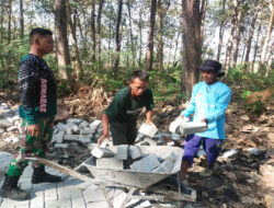 Satgas TMMD 121 dan Masyarakat Kompak dan solid Pasang Paving Jalan Melalui Gotong Royong