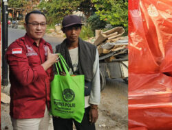 Pimpinan Media Purna Polri, Noven Saputera S.H Turun Kejalan Berbagi Kasih Berikan Paket Sembako