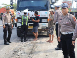 Satlantas Polres Gresik Tindak Puluhan Truk yang Tidak Menutup Muatan