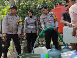 Musim Kemarau Polres Jember Distribusikan Bantuan Air Bersih Untuk Warga Desa Plalangan