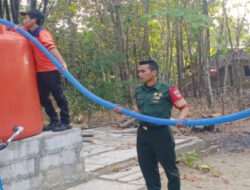 Babinsa Bantu BPBD Dropping Air Bersih Ke Wilayah Terdampak Kekeringan