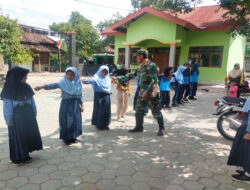 Bentuk Karakter dan Disiplin, Anggota Satgas TMMD 121 Latih PBB Siswa SDN 4 Bangunrejo Lor di Waktu Luang