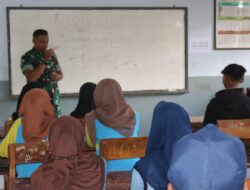 Siswa SMP PGRI Selur Terima Materi Wasbang dari Anggota Satgas TMMD ke 121 Kodim 0802/Ponorogo