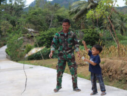 Senangnya Anak Kecil Bermain Layang Layang di Jalan Rata dan Bagus Karya TMMD ke 121 Selur