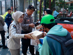 Jumat Berkah, Bidhumas Polda Jatim Berbagi Ratusan Nasi Kotak Gratis