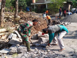 Babinsa Nogosari Bersama Warga Desa Guli Bangun Talud