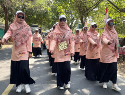 GTK SMPM Jipat Karangasem Paciran Ramaikan Gerak Jalan HUT RI Ke-79 Tingkat Kecamatan