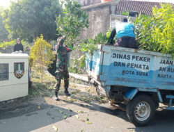 Pelihara Kebersihan Lingkungan, Babinsa Sumber Bersama Warga Bersihkan Taman di Bantaran Sungai Gajah Putih