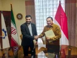 Ketum SMSI Firdaus Tandatangani MoU Bersama Konselor Kebudayaan Iran Ebrahimi