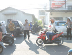 Kapolres Gresik AKBP Arief Kurniawan langsung Bantu Mengurai Kemacetan di Jalan Raya Manyar