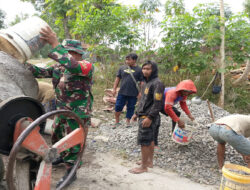 Babinsa Gilirejo Bersama Masyarakat Garap Cor Jalan