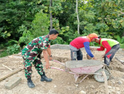 Wujudkan Manunggal TNI-Rakyat, Babinsa Bantu Warga Bangun Rumah