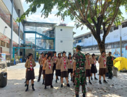 Tingkatkan Semangat dan Kedisiplinan, Babinsa Pucangsawit Latihkan PBB Pada Kegiatan Pramuka PERSAMI SMA Bina Widya