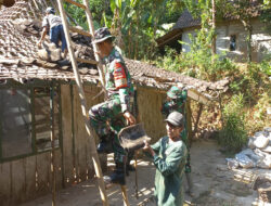 Babinsa Klego Gotong Royong Bantu Bongkar Rumah Bapak Sumarjo