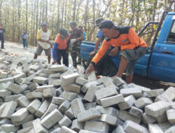 Warga dan Satgas TMMD 121 Kompak Angkat Paving dan Bersinergi dalam Pembangunan jalan