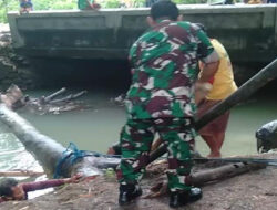 Babinsa Bersihkan Sungai, Wujudkan Lingkungan Sehat dan Bersih