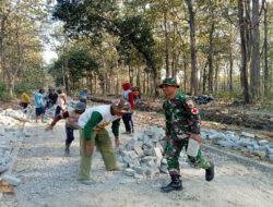 Tim Kesehatan Bergotong Royong Bantu Pembangunan Jalan Paving di Program TMMD 121