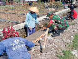 Bantu Warga Bangun Talud, Serda Eko Berharap Semangat Gotong Royong Semakin Meningkat