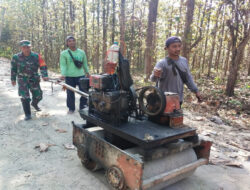 Mesin Silinder Memudahkan Anggota Satgas TMMD 121 Kodim Ngawi dalam Pemadatan Jalan